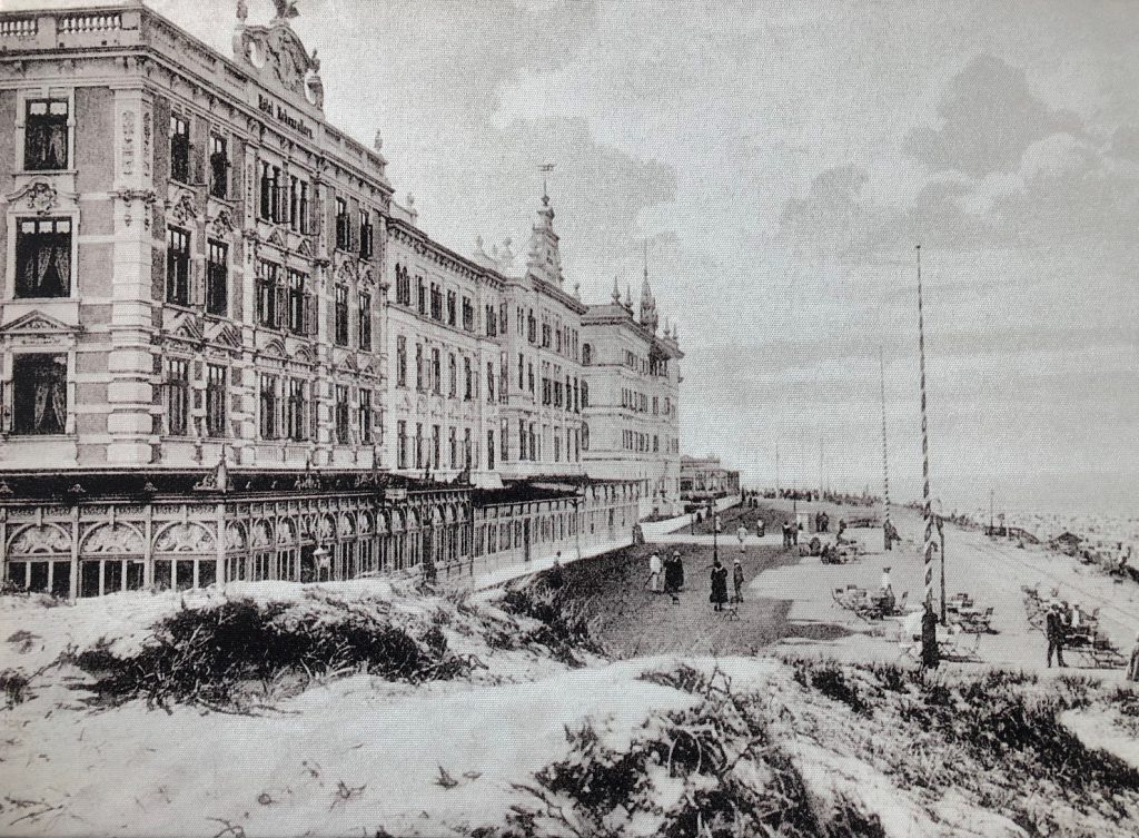 1898 wurde das Haus von Willem Dirks Bakker errichtet. Damit gehörte das „Hohenzollern“ schon zu Beginn des Borkum-Tourismus um die Jahrhundertwende zu den exklusivsten Hotels auf der „Kaiserstraße“.