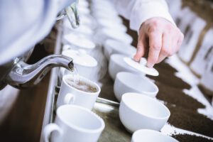 Für eine gleichbleibende Teemischung sind die Teetester von Bünting zuständig. Foto: Bünting Unternehmensgruppe