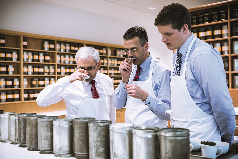 Büntings Teetester bei der Arbeit: (von links) Ralf Töpfer, Egbert Kolthoff und Matthis Alsmeier. Foto: Bünting Unternehmensgruppe 
