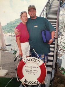 Kiona mit einem Kollegen an der Gangway "ihres" ersten Kreuzfahrtschiffes, der "Calypso" im Jahr 1996. Privat-Foto