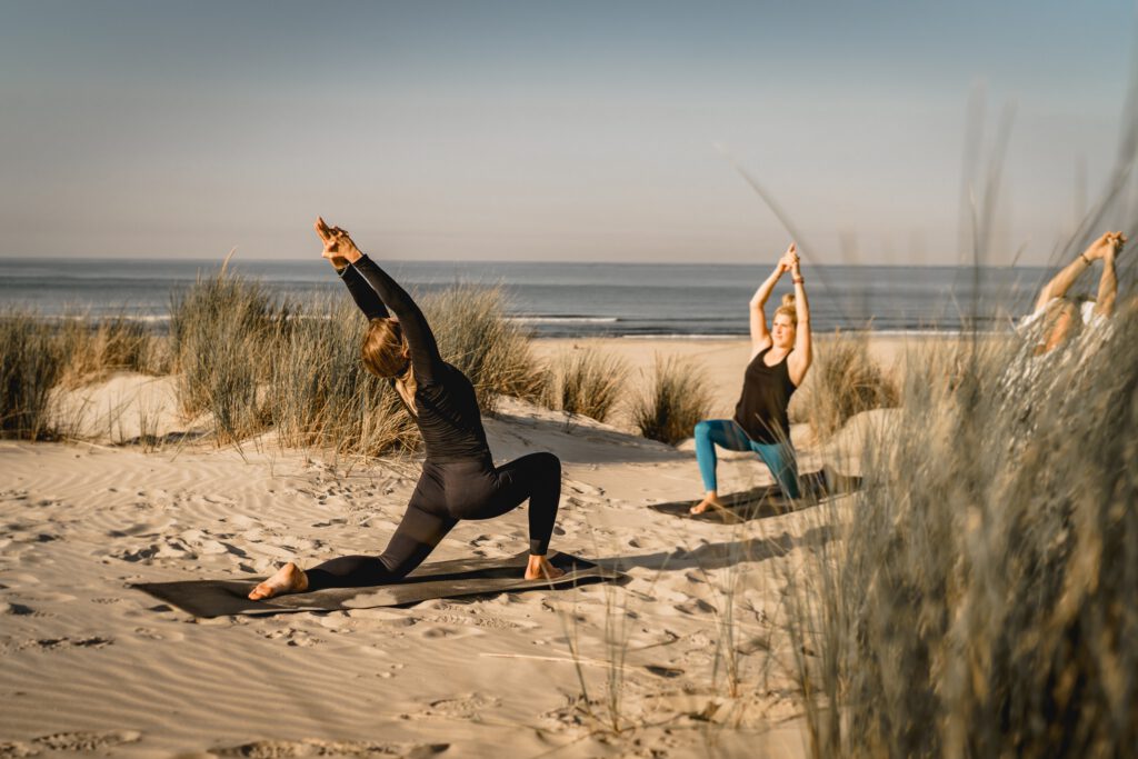 Yoga am Stand: Das geht unter Anleitung von Manuela Michaelsen für die Gäste des Insel-Land-Hotels auf Borkum. PR-Foto