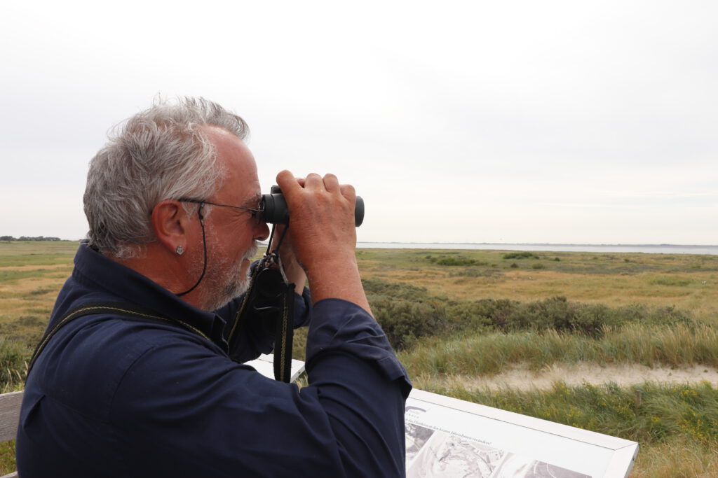 Nationalpark-Ranger Jochen Runar beobachtet die Vögel auf Langeoog. CA-Foto