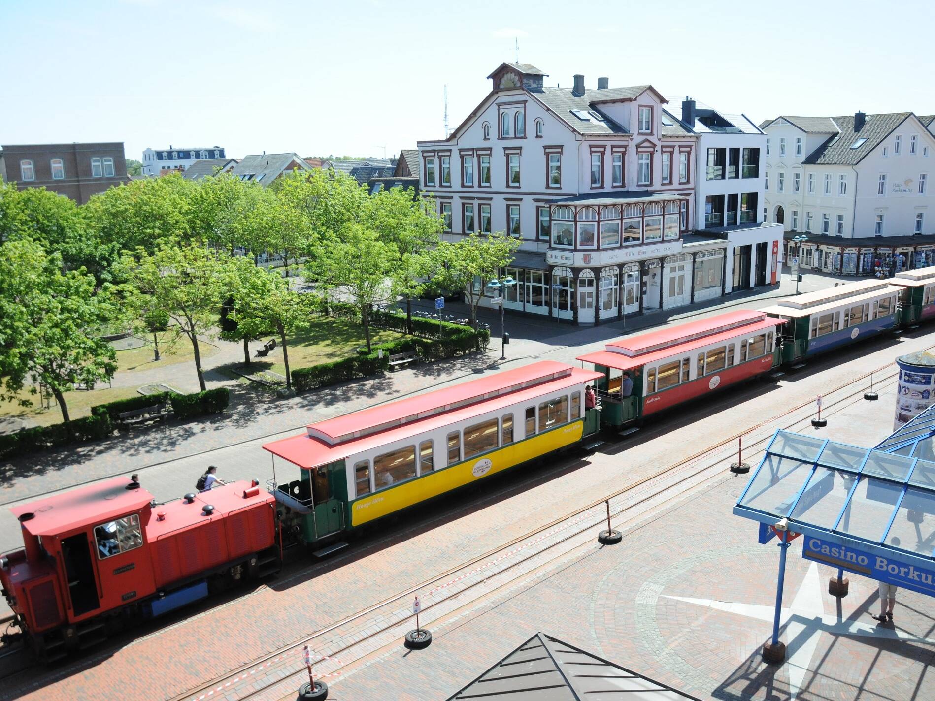 Die Borkumer Kleinbahn im Bahnhof im Borkumer Stadtkern. CA-Foto