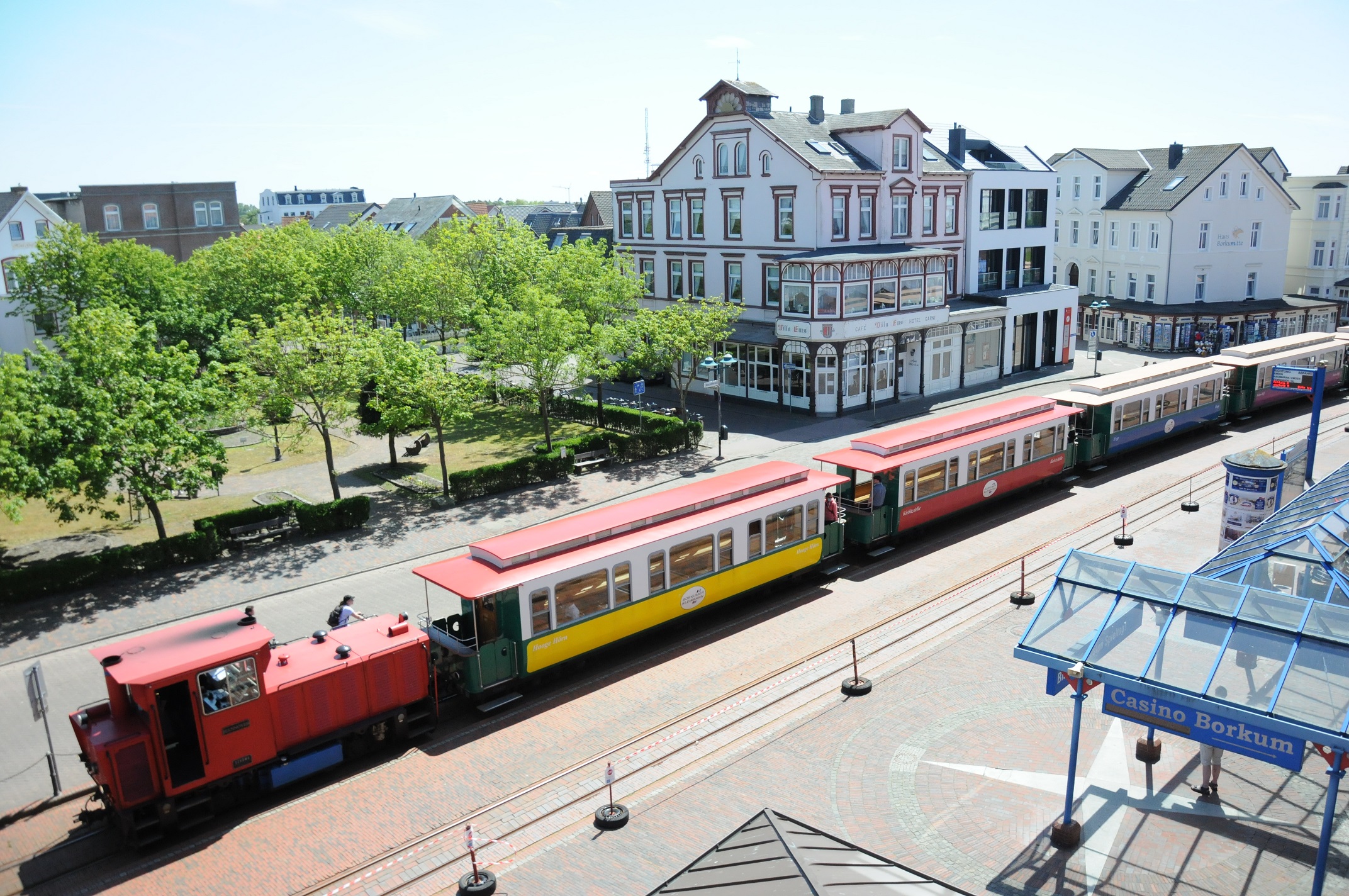 Die Borkumer Kleinbahn im Bahnhof im Borkumer Stadtkern. CA-Foto