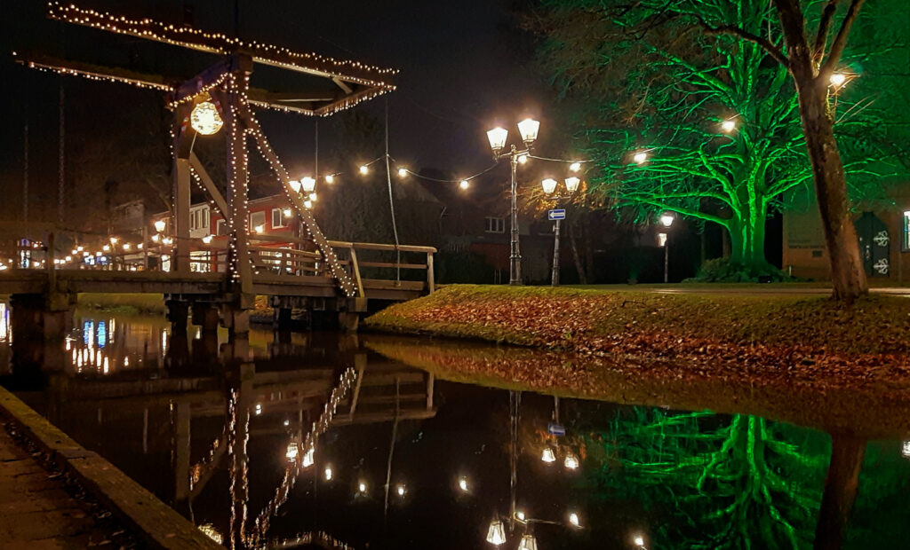 Ein Teil der Lichtermeile am Papenburger Hauptkanal. Foto: Stadt Papenburg