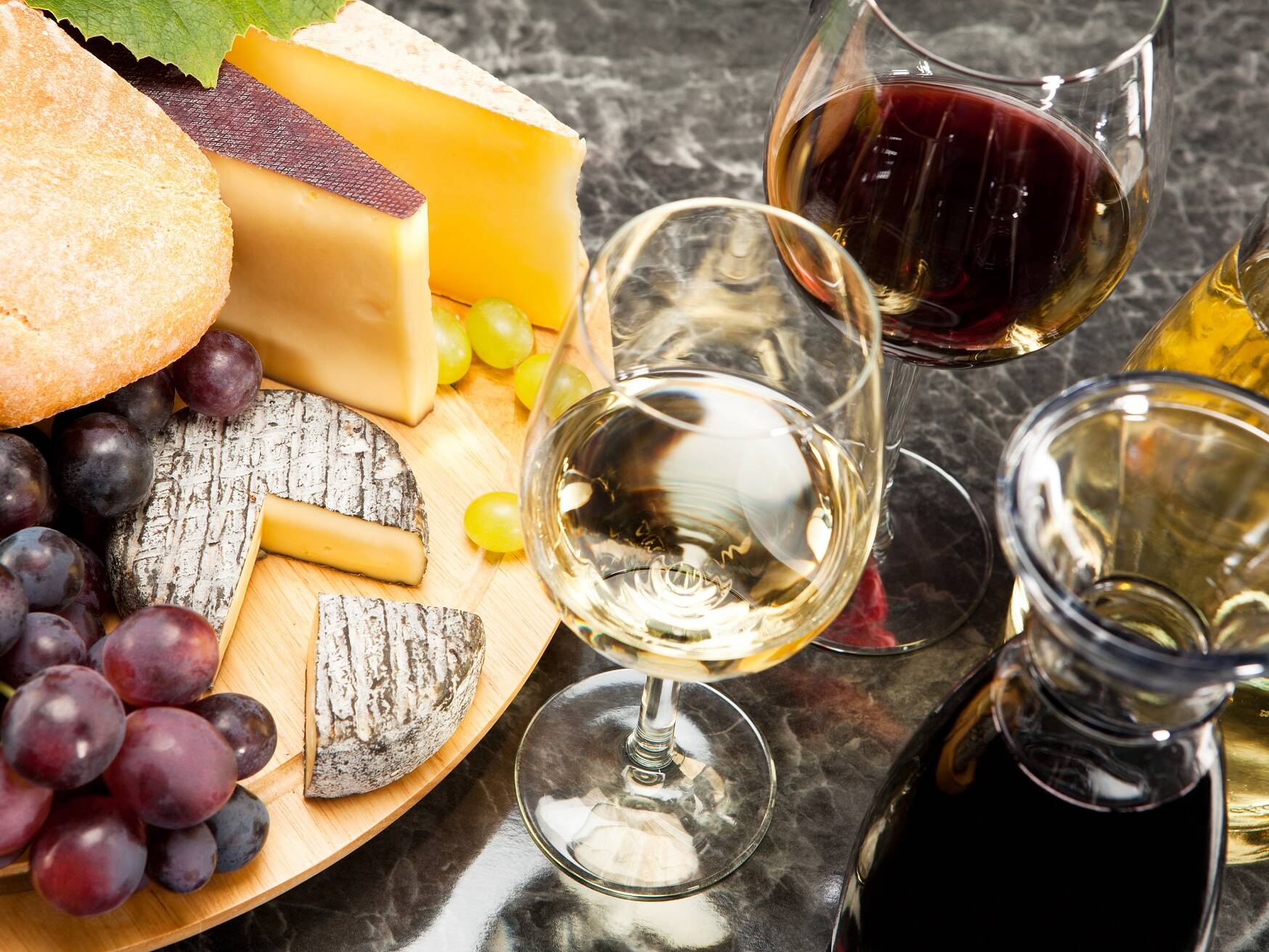 Gourmetspeise, Käseplatte mit Trauben Brot und dazu Wein Foto: stock.adobe.com // Steiner Wolfgang/bildfokus.at