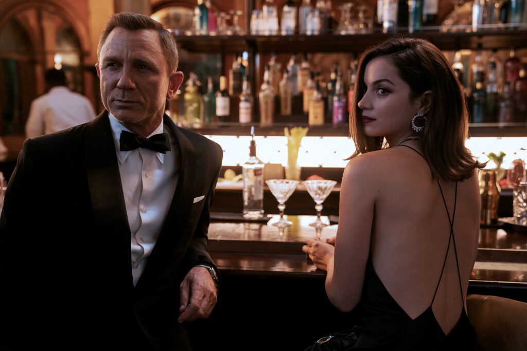 Bond an der Bar. Die Stimme des Synchronsprechers muss immer zur Szene passen. Foto: Nicola Dove, DANJAQ, LLC AND MGM.