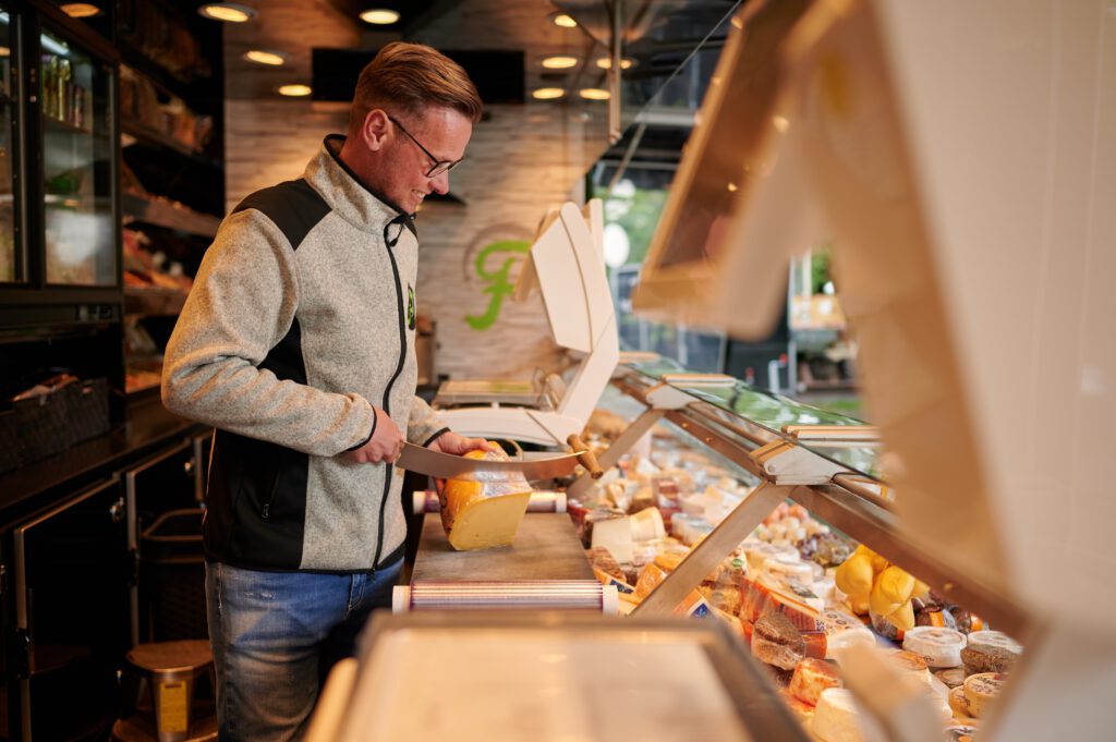 Frans Posthumus bietet auf Wochenmärkten in der Region eine große Käse-Auswahl mit 300 verschiedenen Sorten. PR-Foto