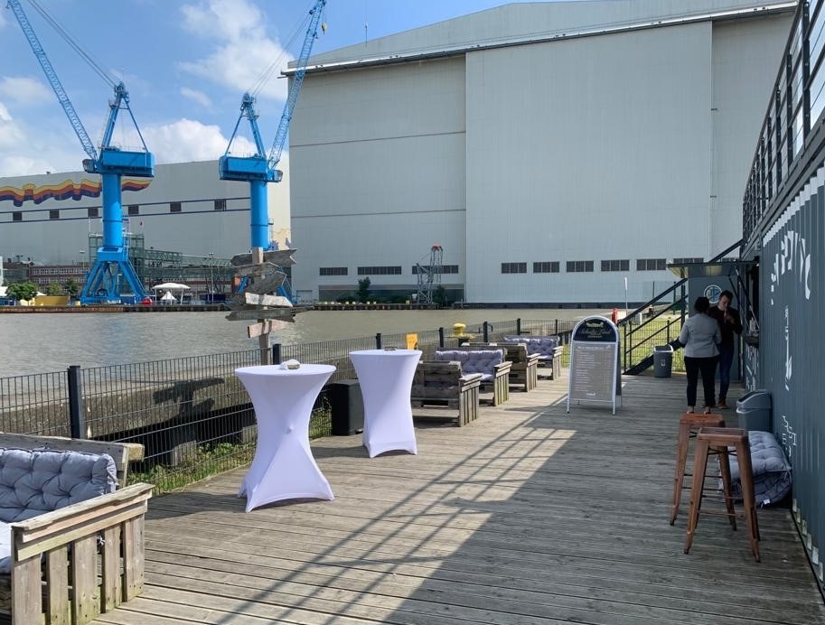 Die "Schiffbar" liegt direkt am Wasser im Hafen der Meyer Werft in Papenburg. PR-Foto
