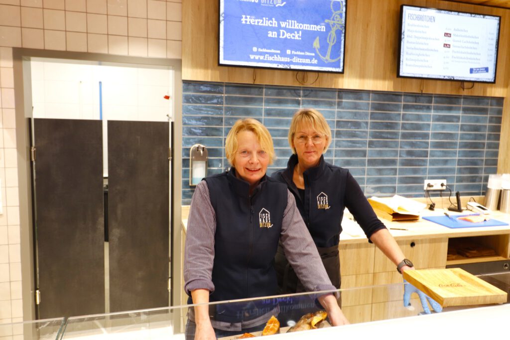Annegret Penning und Monika Erhardts hinter der Theke in der neuen Filiale des Fischhauses Ditzum in Weener-Tichelwarf. CA-Foto