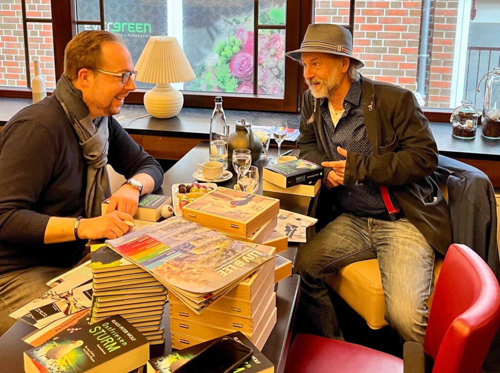 LUV&LEE-Autor Christoph Assies mit Bestseller-Autor Klaus-Peter Wolf im Café ten Cate in Norden. LL-Foto