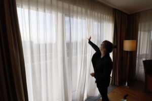 Marina Merten sorgt als Hausdame dafür, dass die Zimmer in einem einwandfreien Zustand für die Gäste sind. CA-Foto